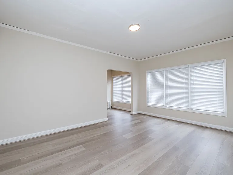 421 Van Dyke — Photo 12