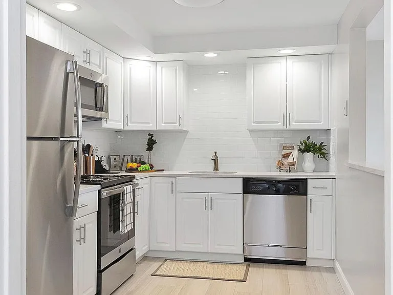 1 Stonehill Dr #4 — Photo 1