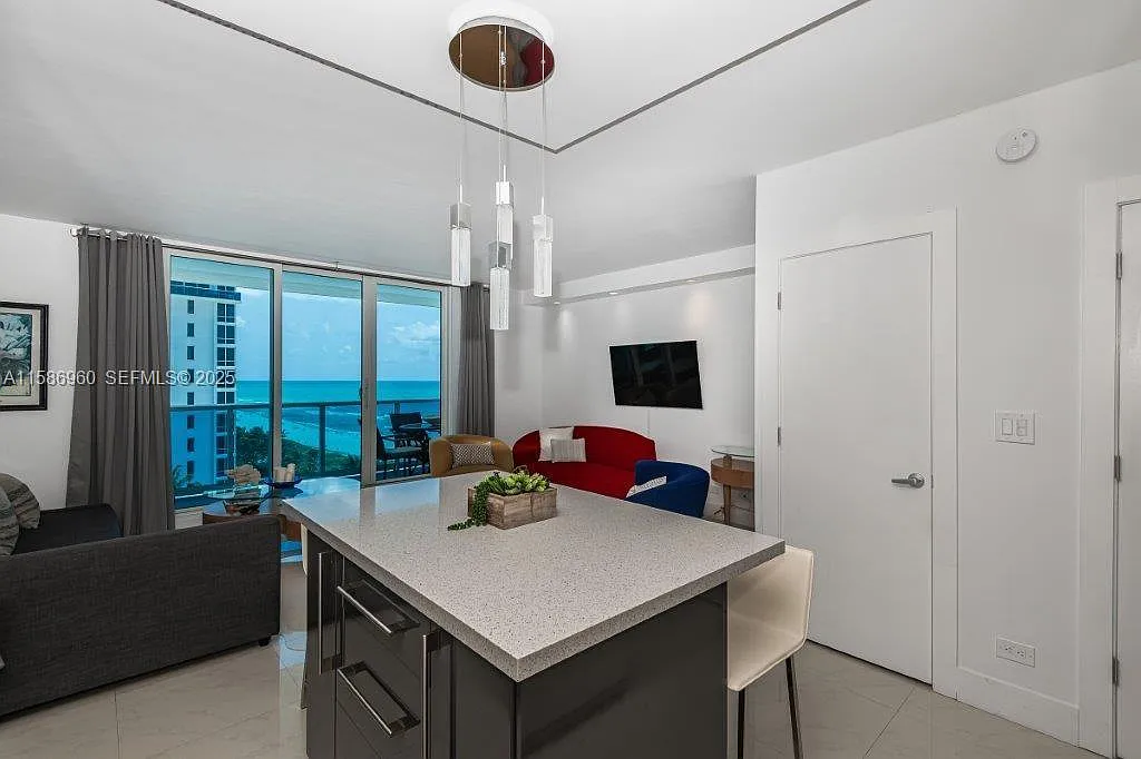 Roney Palace Condo — Photo 4