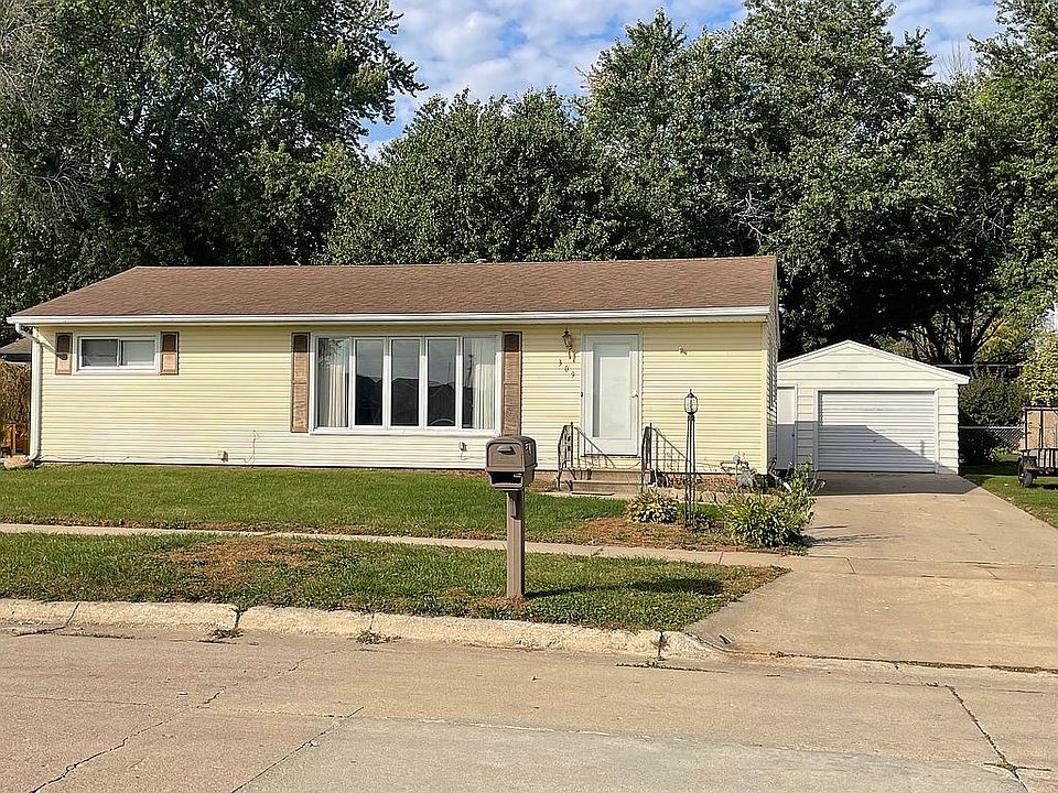 Front of house with garage 