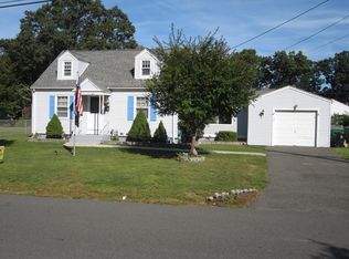 128 Chateaugay St, Chicopee, MA 01020