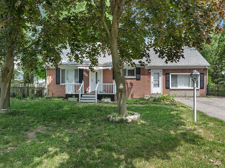 34622 Donnelly St — Photo 1
