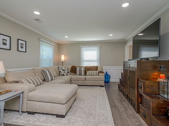 4th image of 60 Midvale Ln
