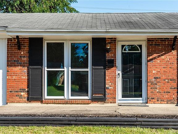 4th image of 233 Oxford Dr