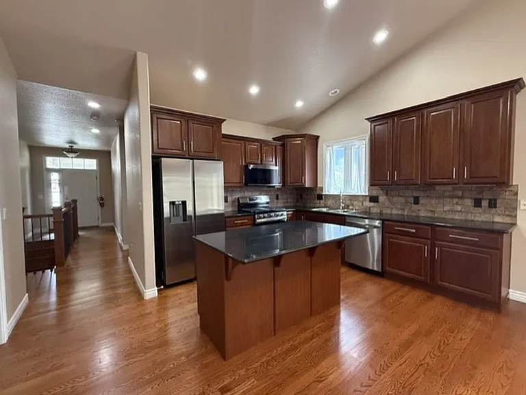 400 Sterling Dr — Photo 8