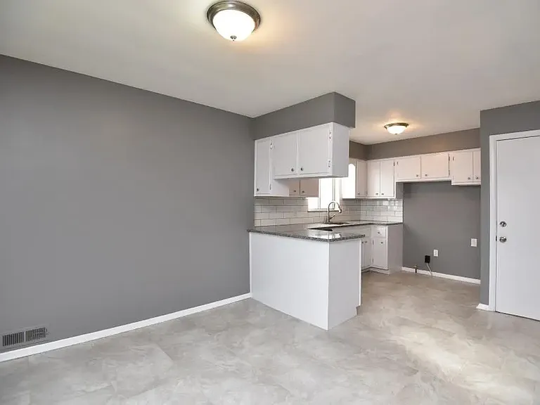 10204 S Highland Ave — Photo 7
