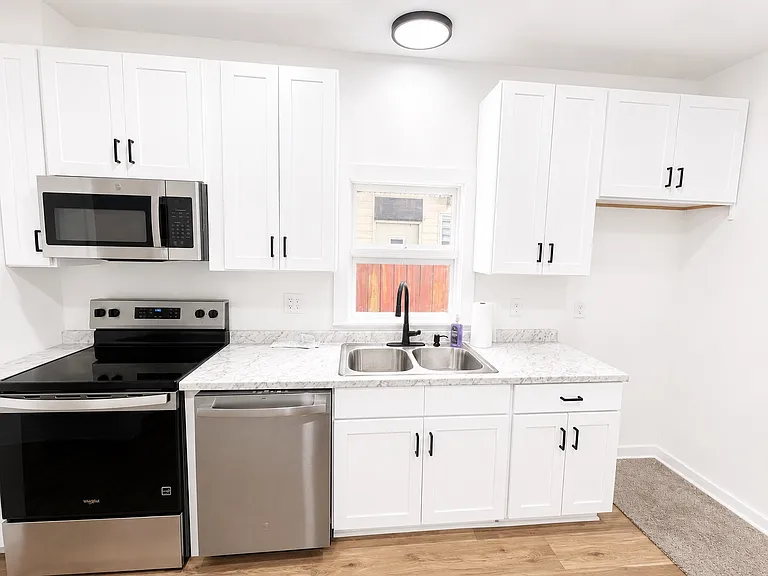 216 W Allen St — Photo 3