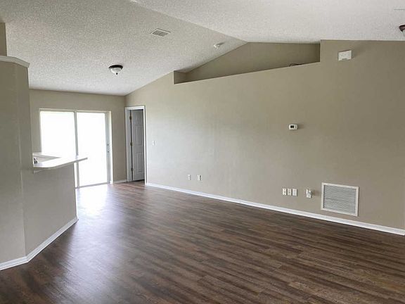 4th image of 305 Paradise Dr