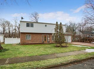 35 Ellen St, Bay Shore, NY 11706