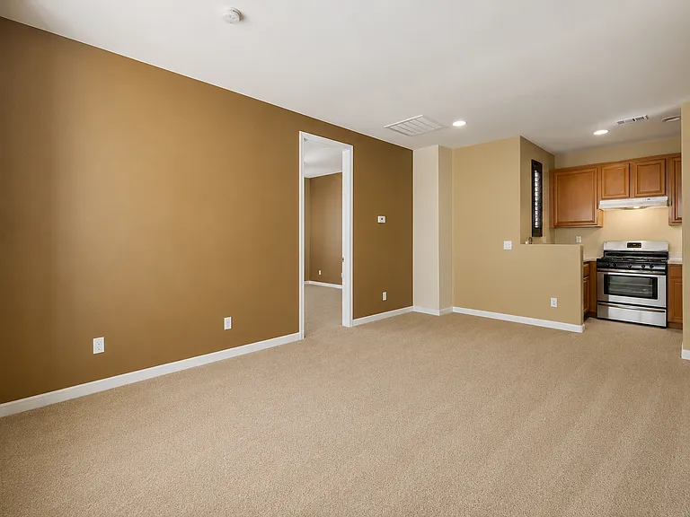 1653 Irwin St — Photo 4