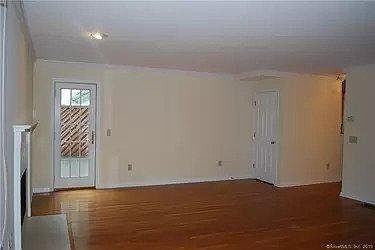 5th image of 8 Ledge Ave