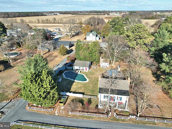 3rd image of 608 Shady Ln