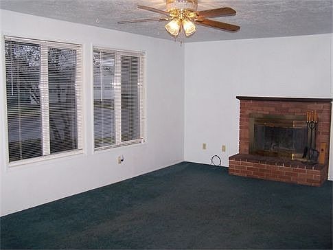 Living Room wFireplace