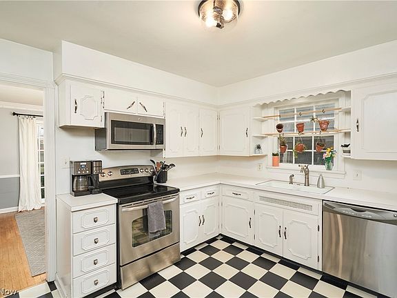5th image of 156 Melbourne Ave