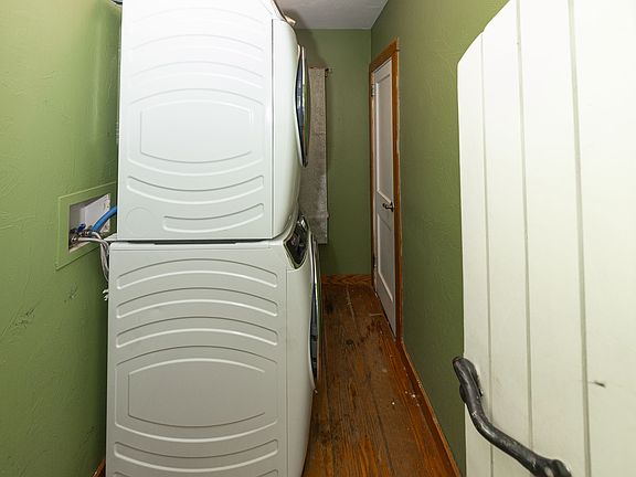 3rd image of 1025 Mechanic St
