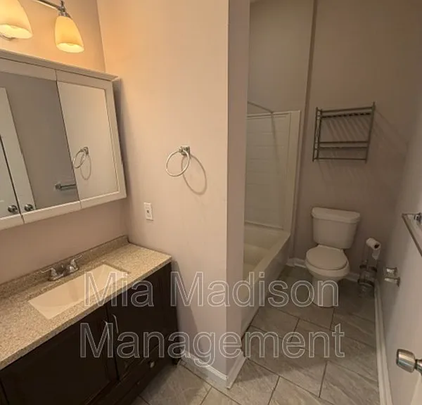 305 W 39th St — Photo 7