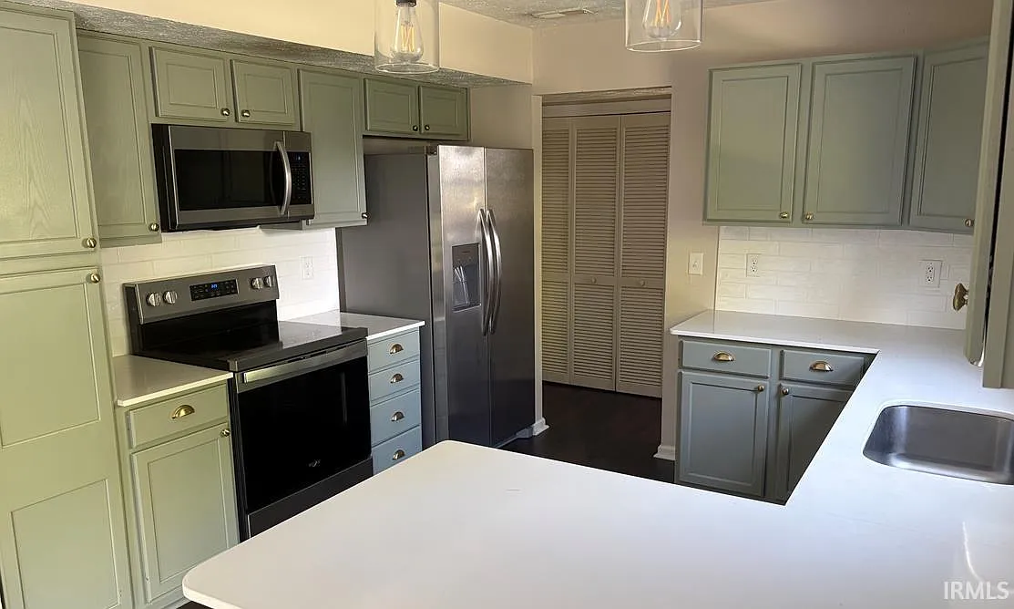 3 bed, 3.0 bath, 2224 sqft, $1,895 — Photo 3