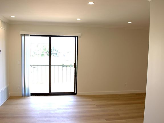 5th image of 350 W Loraine St Unit 205