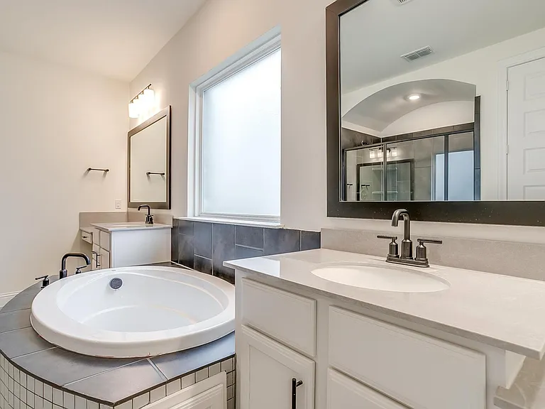 9836 Derbyshire Dr — Photo 18