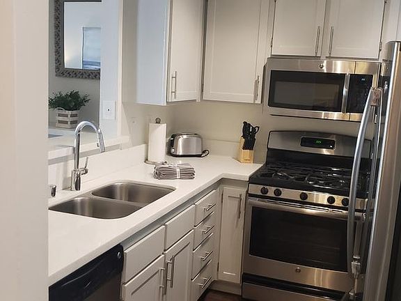 4th image of 901 N Kingsbury St