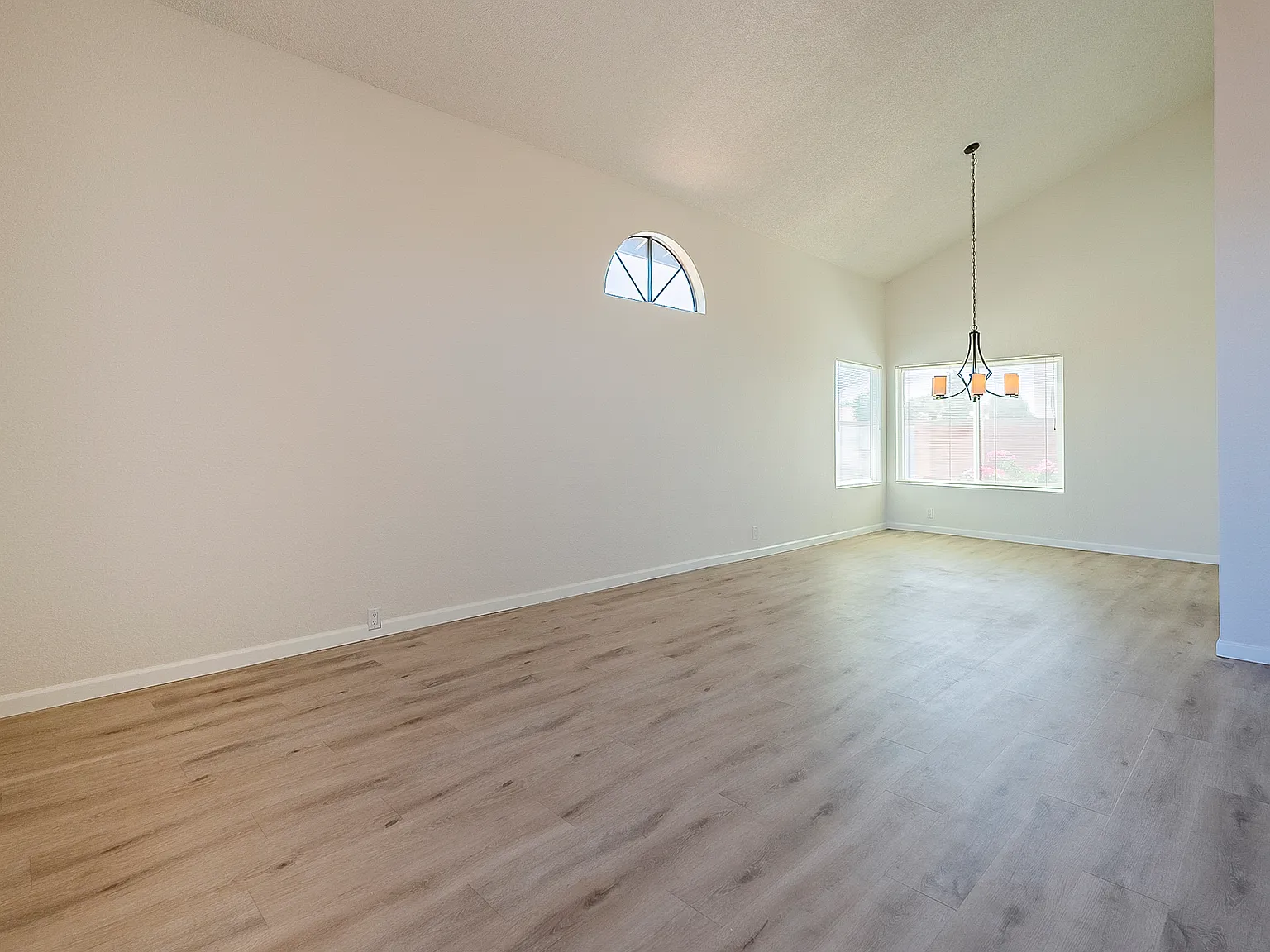4 bed, 2356 sqft, $3,595 — Photo 4