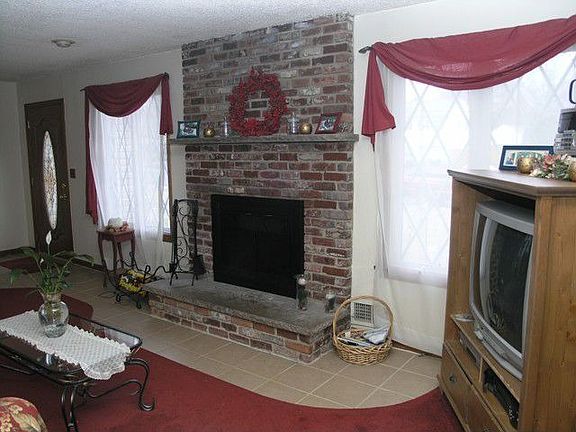 BRICK HEARTH FIRPLACE IN LIVING ROOM