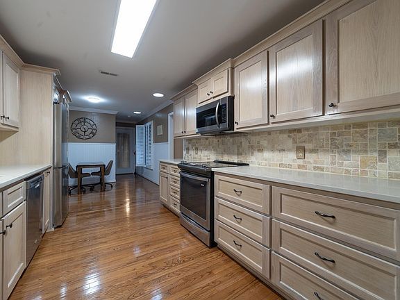 4th image of 218 Goldfinch Cir