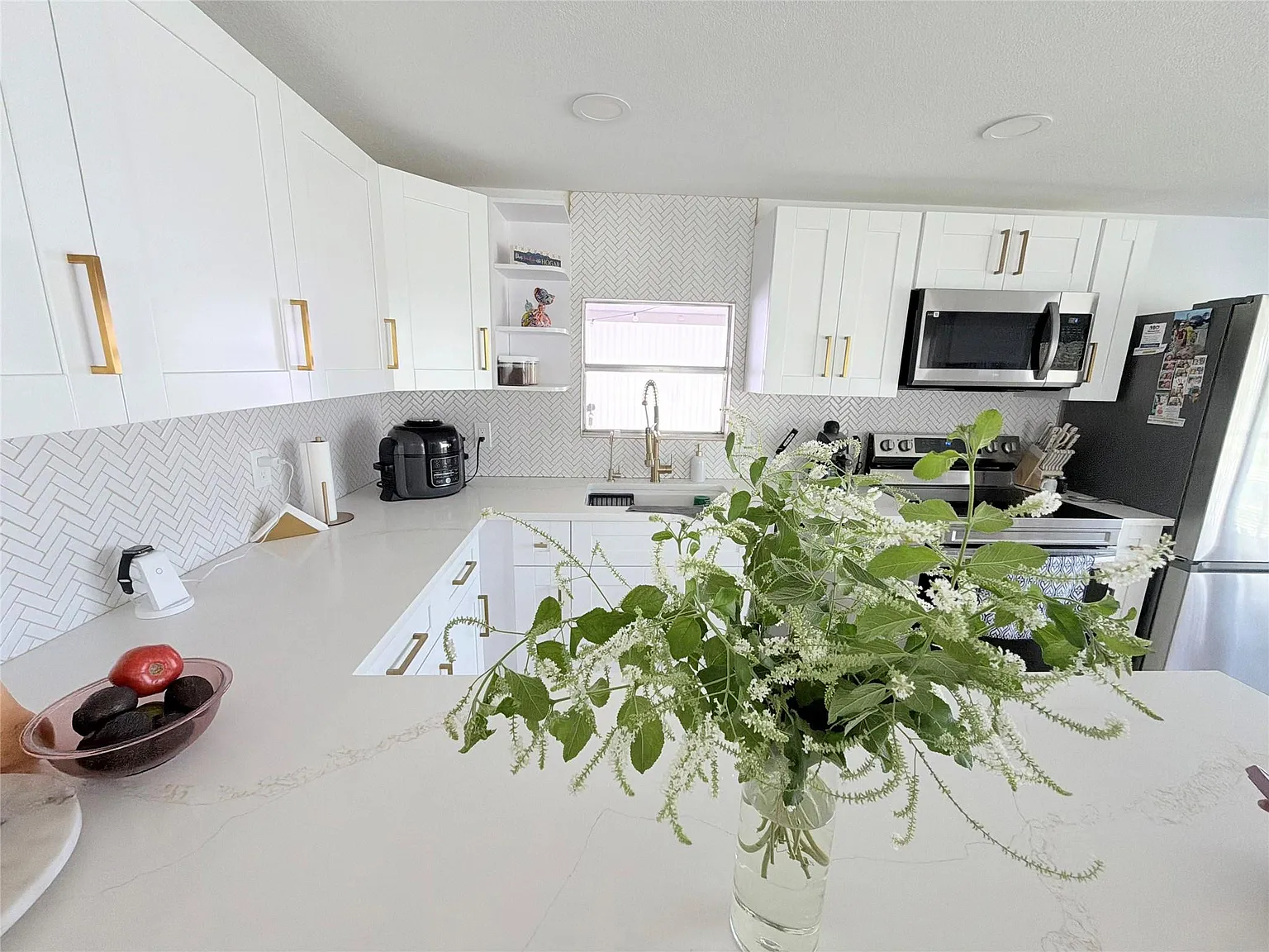 3 bed, 2.0 bath, 1084 sqft, $2,700 — Photo 4