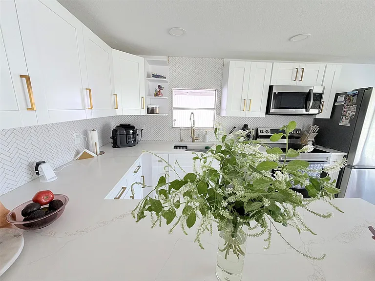 5221 SW 25th Ave — Photo 4