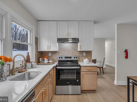 4th image of 142 Eastbrook Ln