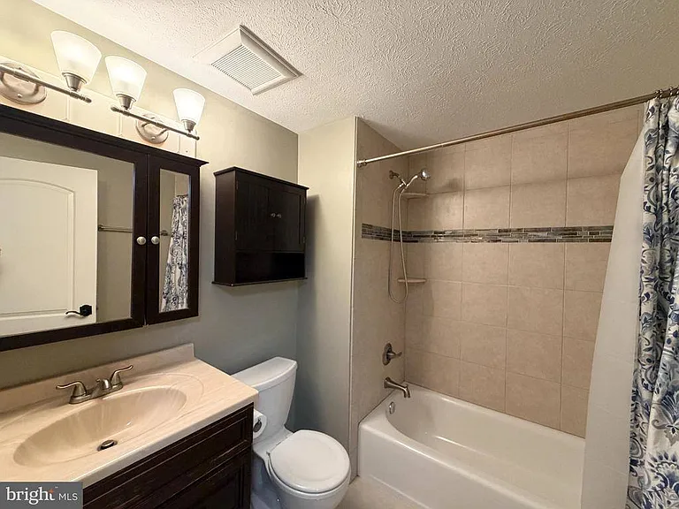 1458 Ashwood Ct — Photo 6
