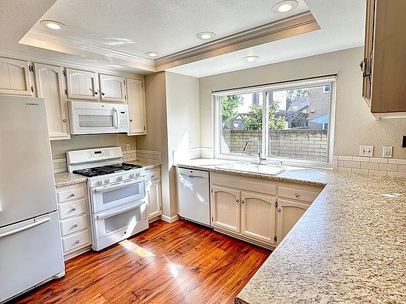 Kitchen with all appliances for your culinary needs.