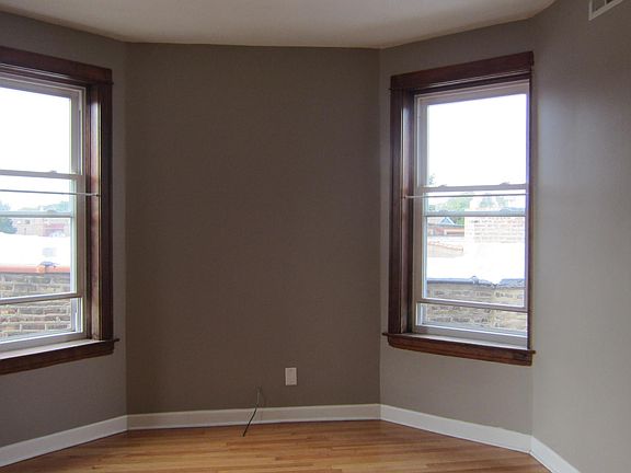 5th image of 2850 W Diversey Ave