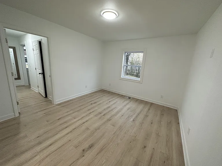 519 Elgin St — Photo 5