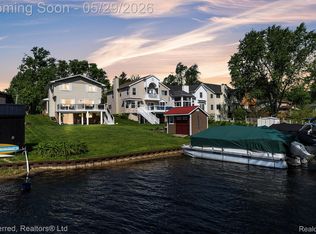3812 Maiden St, Waterford, MI 48329