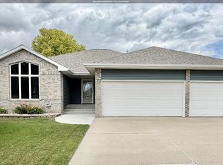417 Barrington Dr, Sergeant Bluff, IA 51054