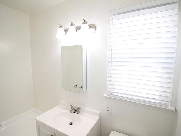 4th image of 5932 Melrose Ave APT 2