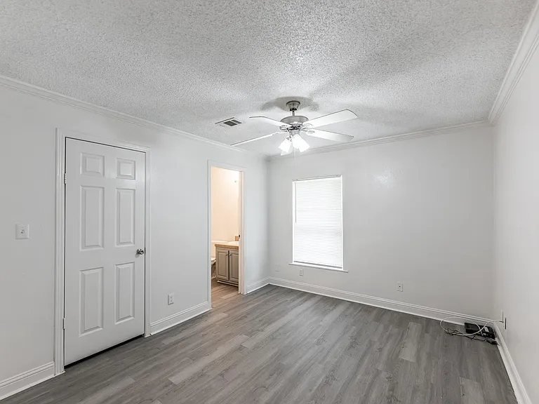 114 Varsity Dr — Photo 17