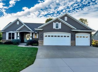 1388 Whispering Pines Ln, Neenah, WI 54956