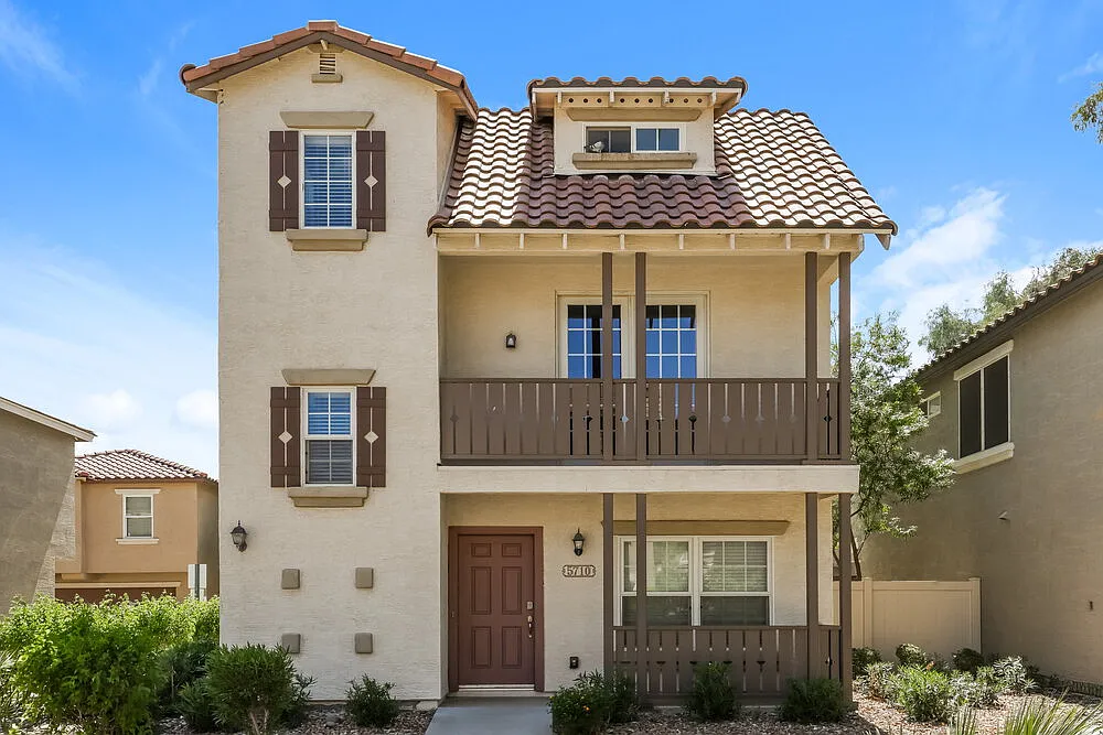 3 bed, 2.5 bath, 1567 sqft, $2,190 — Photo 1