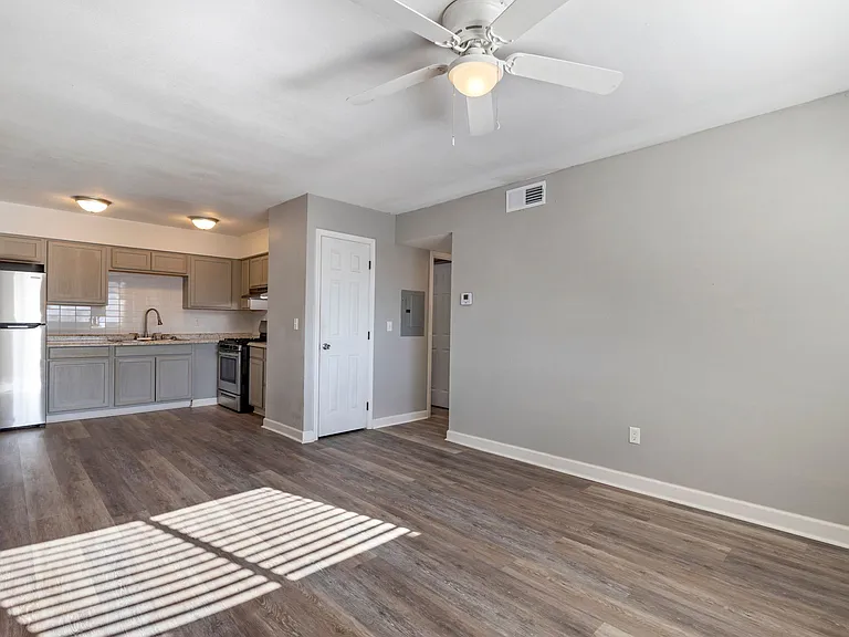 Crossroads Villa Apartments — Photo 36