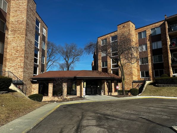 500 W Huntington Commons Rd APT 152, Mount Prospect, IL 60056