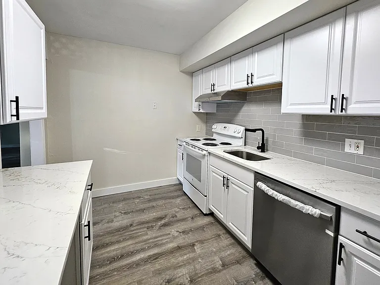 Modern kitchen with quartz countertops