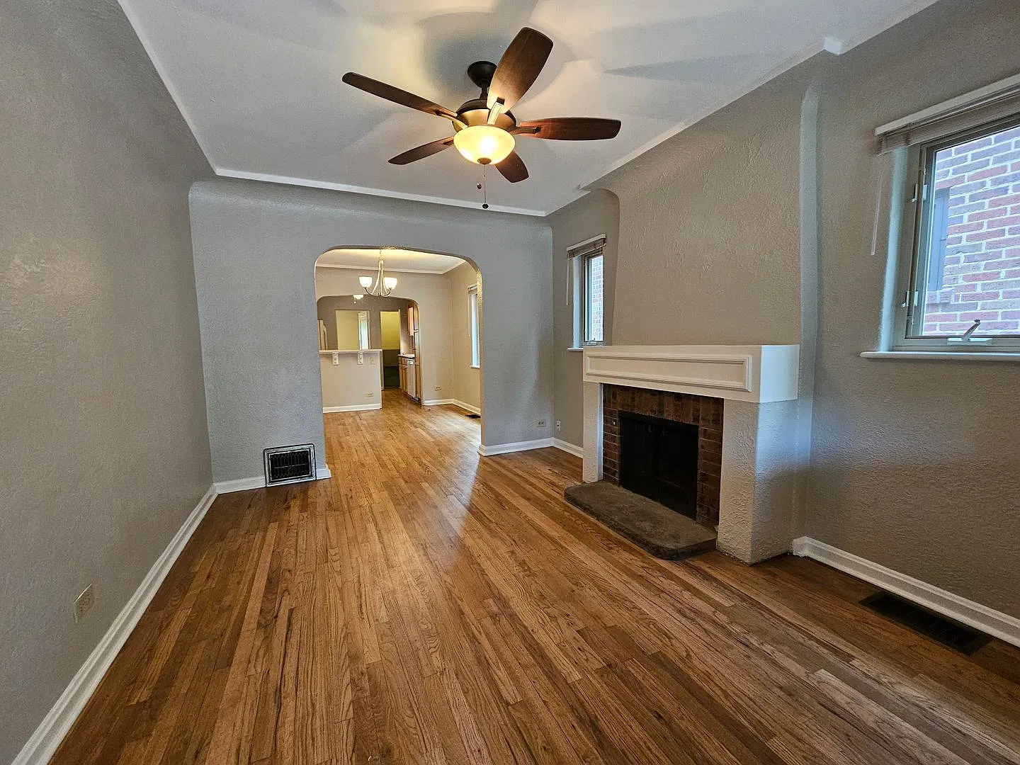 Alamo Placita Adorable 3 Bed 2 Bath Bungalow w/ CACH, Garage, Fenced Yard & More — Photo 2