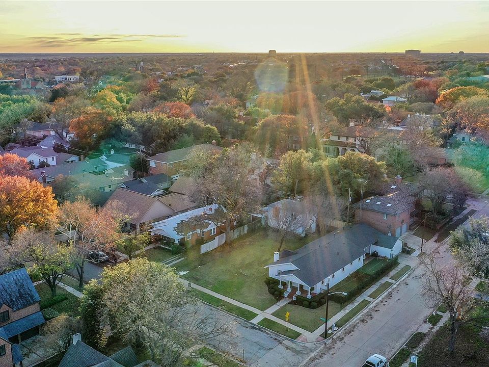 1st image of 1204 Clover Ln
