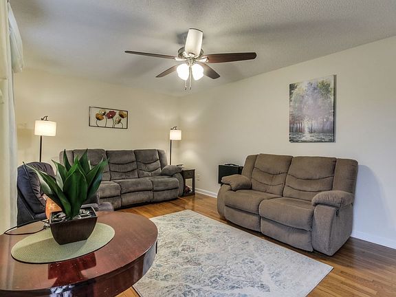 3rd image of 7821 Clearwater Ct