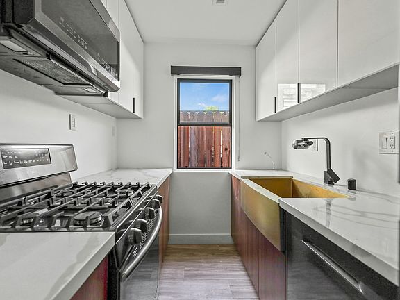 2nd image of 2814 Sichel St #2
