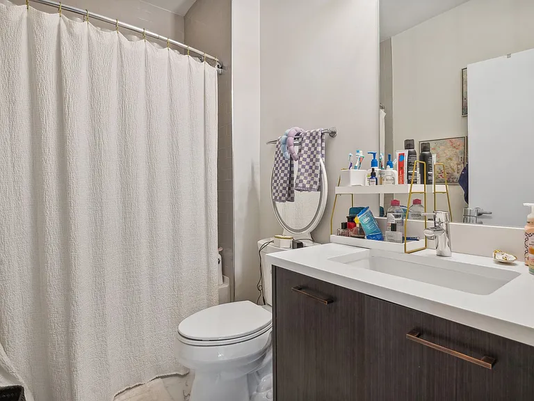 1045 W Cornelia — Photo 9