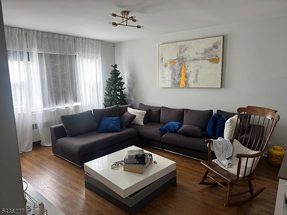 4th image of 218 Bell Ave