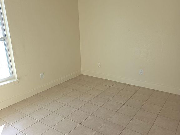 3rd image of 319 61st Ave E